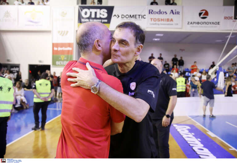Ολυμπιακός - Παναθηναϊκός: Έξαλλοι πανηγυρισμοί για τους Αγγελόπουλους αγκαλιά με τον Μπαρτζώκα