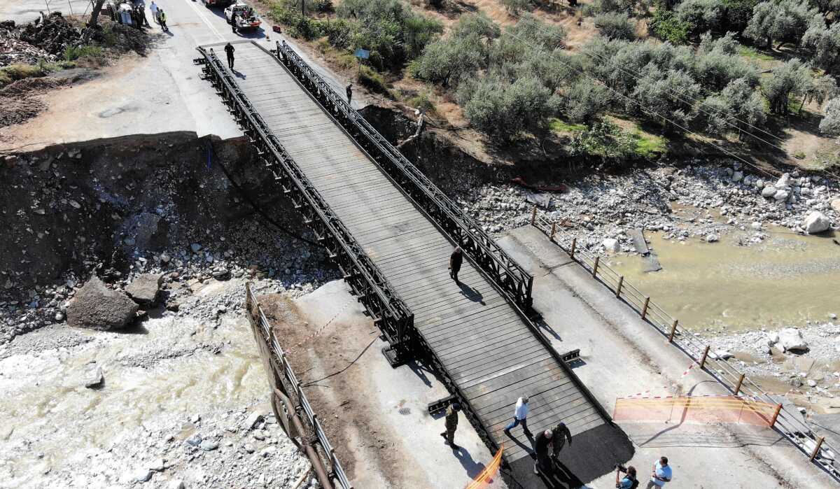 Γέφυρα Μπέλεϋ: Τη συναρμολογούν οκτώ άτομα, στήνεται σε λίγες ώρες – Πού βρίσκεται η μεγαλύτερη στην Ελλάδα