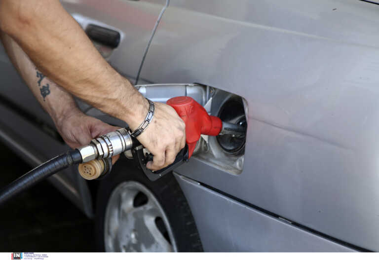 «Τσουχτερή» η βενζίνη: Η τιμή της έσπασε πανελλαδικά το φράγμα των 2 ευρώ ανά λίτρο