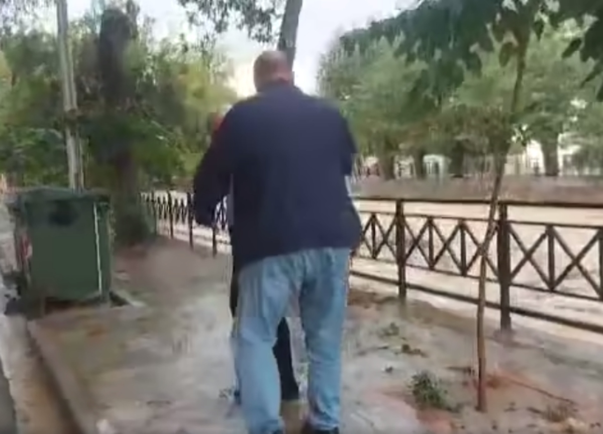 Κακοκαιρία Daniel: Ντου Αχιλλέα Μπέου σε ηλικιωμένο, που έκοβε βόλτες στο Βόλο – «Τι ήρθες εδώ να δεις;»