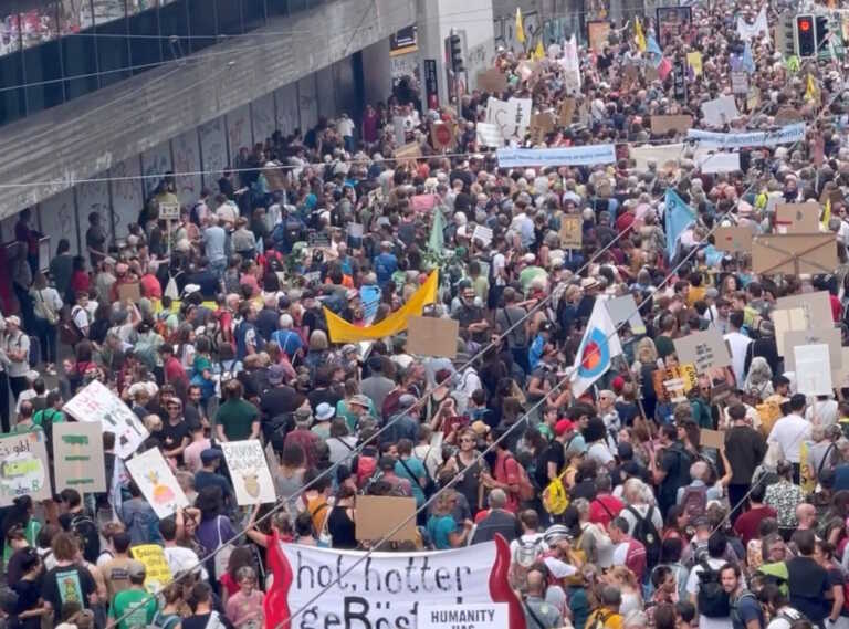 Πάνω από 60.000 Ελβετοί στους δρόμους της Βέρνης για την κλιματική κρίση