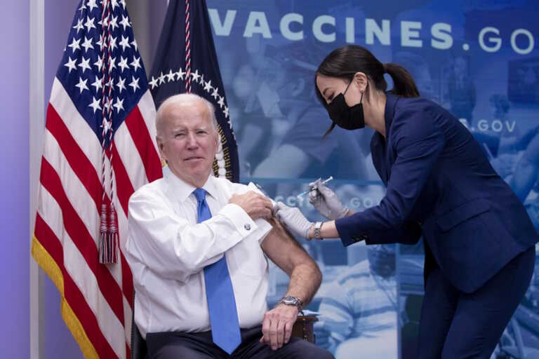 Ο Τζο Μπάιντεν έκανε το επικαιροποιημένο εμβόλιο κατά του κορονοϊού