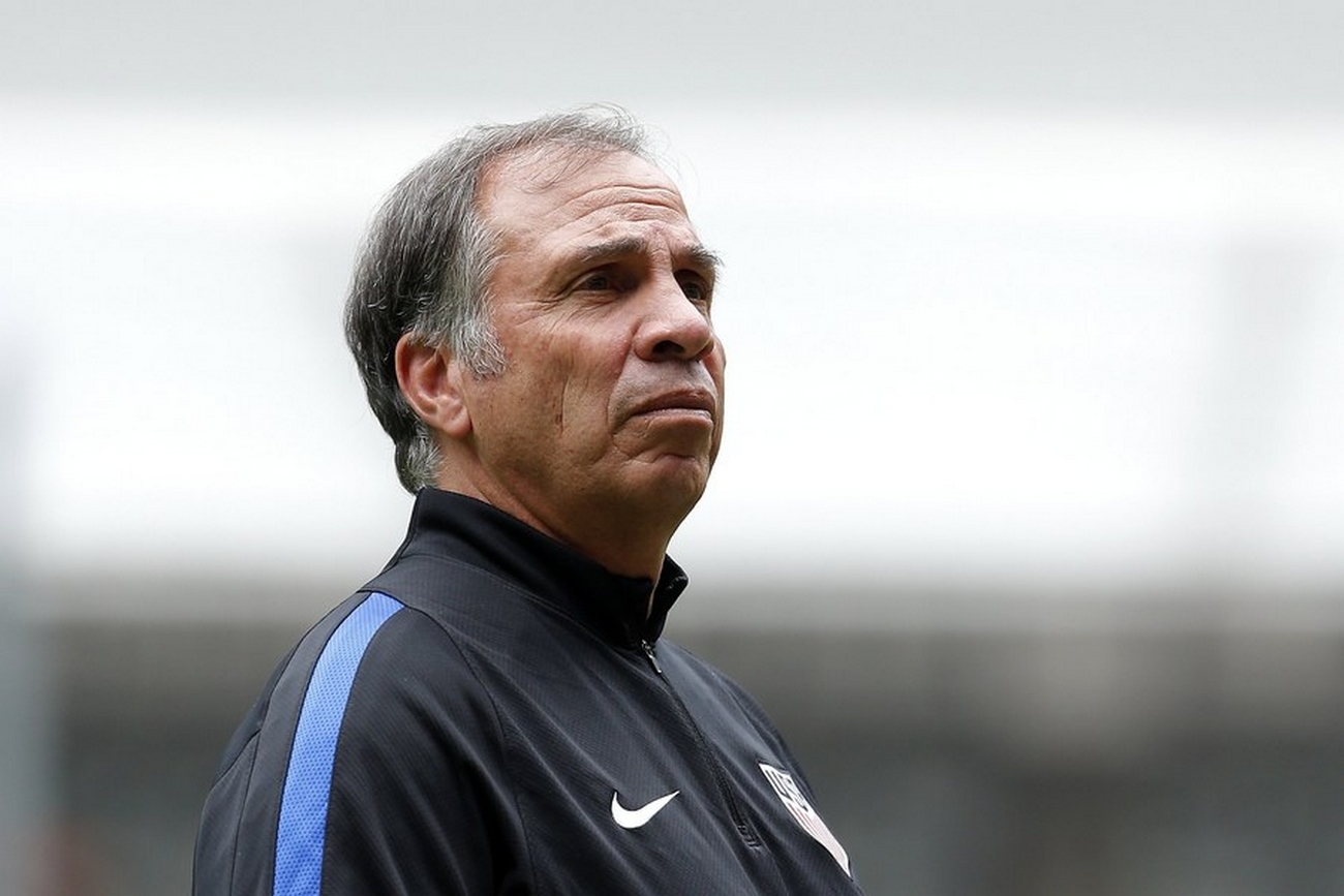epa06021989 The head coach of the US national soccer team Bruce Arena takes part in a training session at Azteca stadium in Mexico City, Mexico, 10 June 2017. The US will face Mexico next 11 June 2017 at the Azteca Stadium, as part of the FIFA World Cup 2018 CONCACAF qualifiers.  EPA
