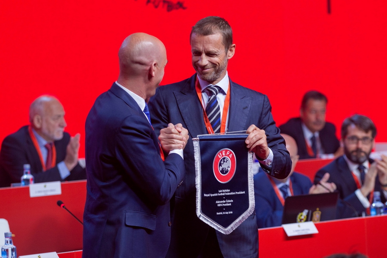 epa06907622 Luis Rubiales (L), President of Royal Spanish Soccer Federation (RFEF) shakes hands with UEFA's head Aleksander Ceferin (R) during the RFEF's Assembly meeting at Soccer City in Madrid, Spain, 24 July 2018.  EPA