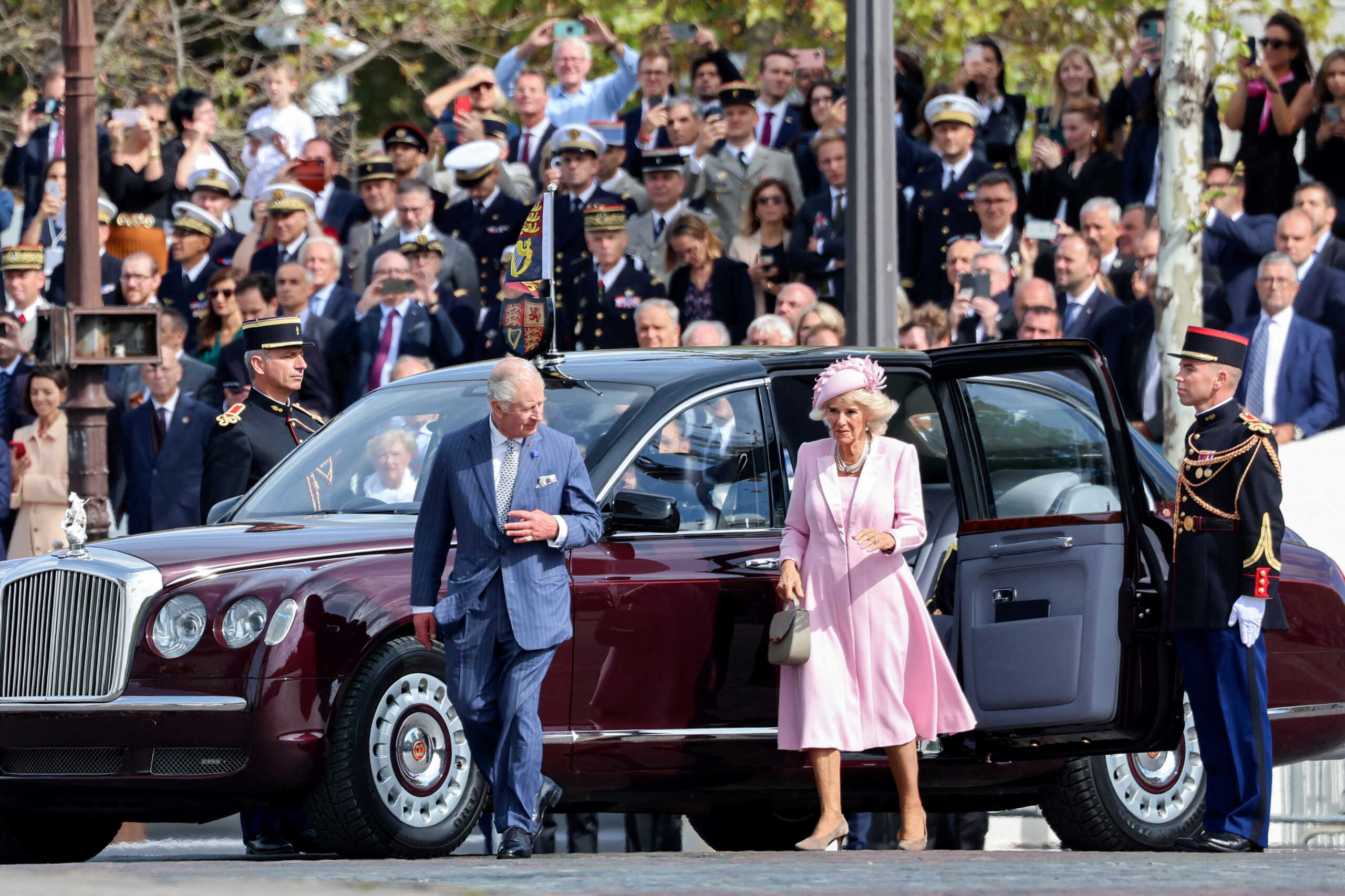 Στο Παρίσι Κάρολος και Καμίλα – Στα ροζ η Βασίλισσα – Το πρόβλημα με το καπέλο