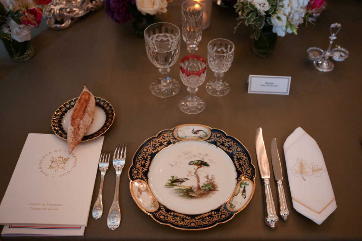 Δείπνο στις Βερσαλλίες προς τιμήν του Βασιλιά Καρόλου - Το τραπέζι των 60 μέτρων και το βασιλικό μενού - ΦΩΤΟ