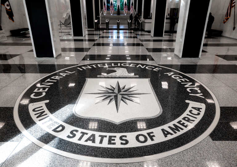 Η CIA προσπαθεί να στρατολογήσει Ρώσους αξιωματούχους ως κατασκόπους με ένα βίντεο