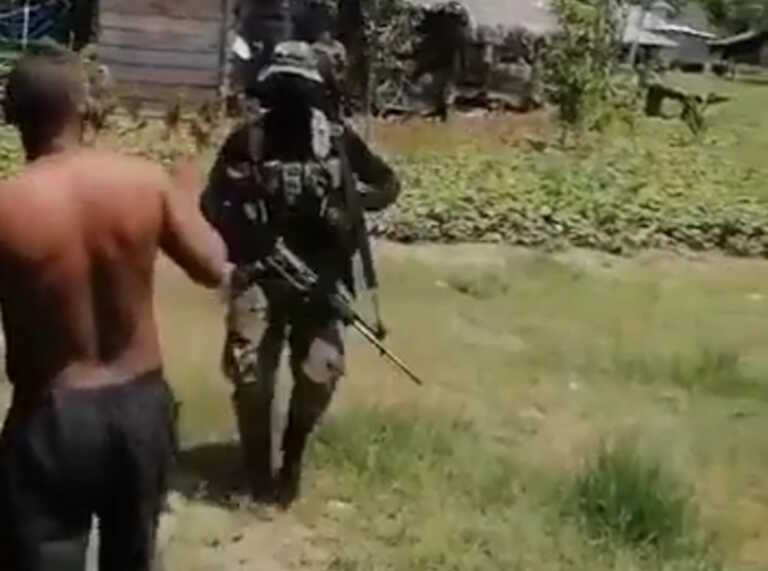 Σάλος με στρατιωτικούς που απειλούν χωρικούς στην Κολομβία - Τράβηξαν πιστόλι σε γυναίκα με μωρό