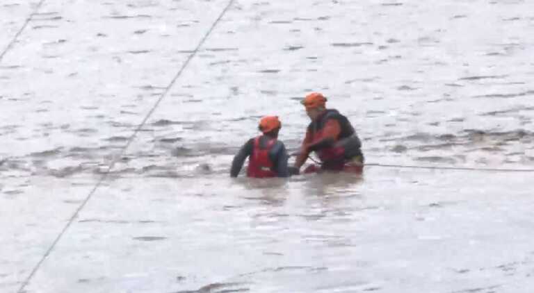 Πυροσβέστης έσωσε άνθρωπο μέσα από ορμητικά νερά στο Κιλελέρ – Τα συγκλονιστικά πλάνα