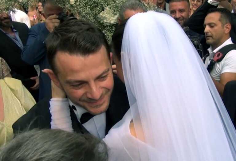 Συγκινημένος ο γαμπρός Γιώργος Αγγελόπουλος αντίκρισε τη νύφη έξω από την εκκλησία - «Άργησες...»
