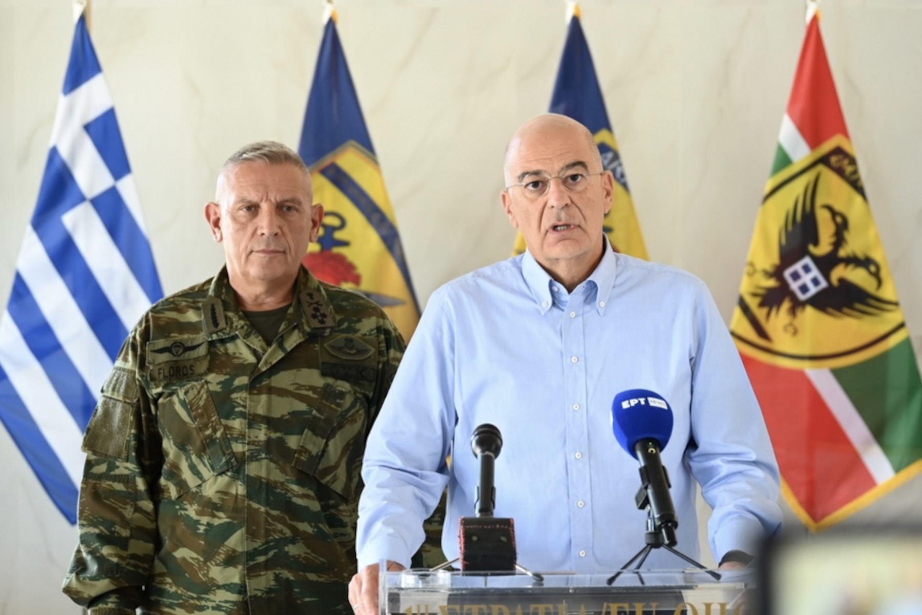 (Ξένη Δημοσίευση) O Υπουργός Εθνικής Άμυνας, Νίκος Δένδιας, μετά την επίσκεψή του, στην έδρα της 1ης Στρατιάς στη Λάρισα, συνοδευόμενος από τον Αρχηγό ΓΕΕΘΑ Στρατηγό Κωνσταντίνο Φλώρο, την Τρίτη 12 Σεπτεμβρίου 2023, δήλωσε: «Ως Υπουργός Εθνικής Άμυνας της Ελληνικής Δημοκρατίας, θέλω κατ’ αρχάς να εκφράσω, από εδώ, την έδρα της 1ης Στρατιάς στη Λάρισα,  τα πιο ειλικρινή μου συλλυπητήρια, στους οικείους των θυμάτων της πρόσφατης πρωτοφανούς κακοκαιρίας, όπως, επίσης και τις θερμές ευχές μου για ανάρρωση στους τραυματίες. Θα ήθελα, επίσης, να εκφράσω την ενσυναίσθηση και τη συμπαράστασή μας, στους πληγέντες από την κακοκαιρία. Να είναι βέβαιοι, για την έμπρακτη στήριξη όλων μας, όπως ο Πρωθυπουργός εξήγγειλε. Επιθυμώ, επίσης, να εκφράσω, και το έκανα ήδη προηγουμένως, στη σύσκεψη που έλαβε χώρα στο Συντονιστικό Κέντρο, όχι μόνο τις ευχαριστίες μου, αλλά και τη βαθιά ευγνωμοσύνη στις γυναίκες και τους άντρες των Ενόπλων Δυνάμεων της πατρίδας μας. Με αυταπάρνηση, με υψηλή αίσθηση του καθήκοντος, προσέφεραν κάθε δυνατή βοήθεια, στους πληττόμενους συμπολίτες μας, κάτω από συνθήκες πρωτοφανείς κ