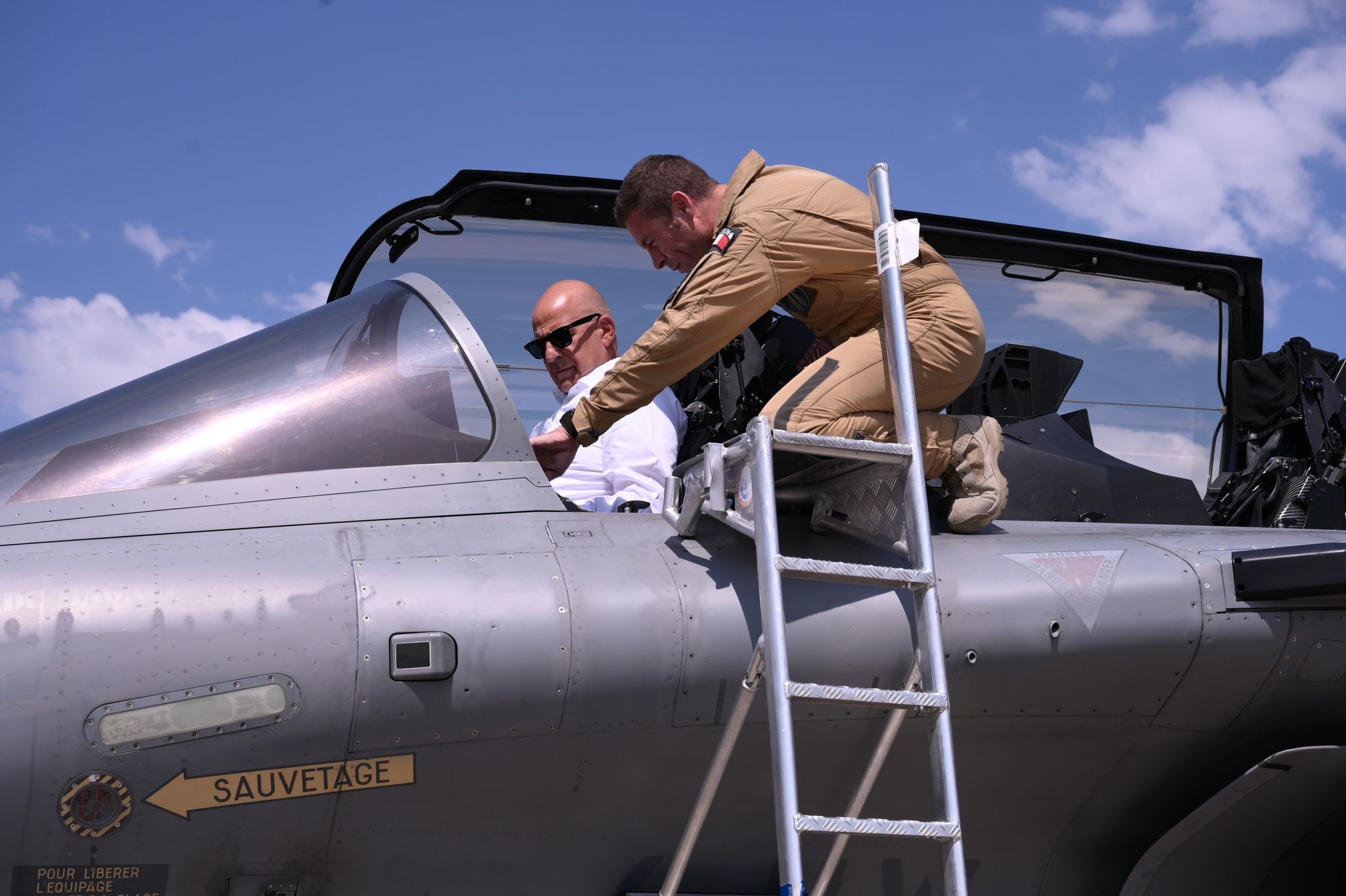 Νίκος Δένδιας: Μπήκε στο κόκπιτ ενός Rafale στο Athens Flying Week