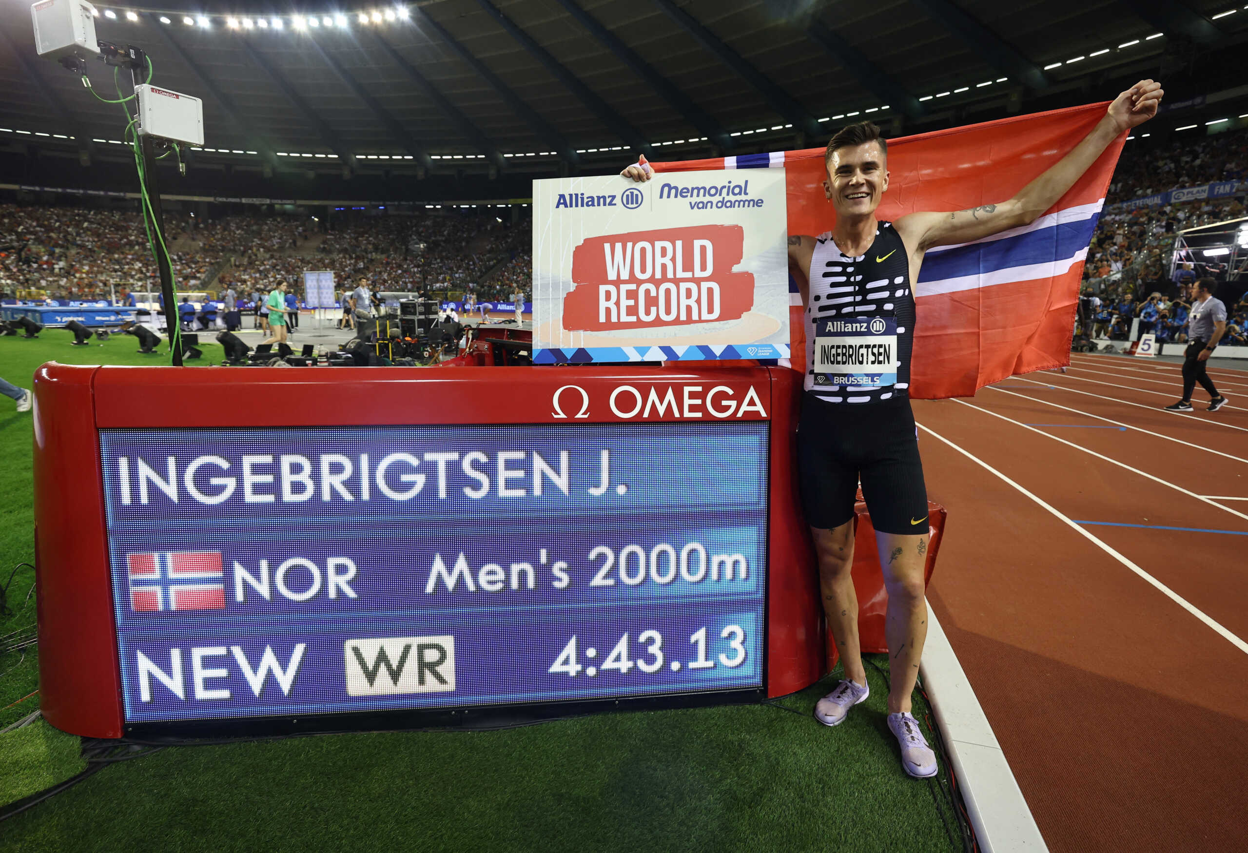 Athletics - Diamond League - Memorial van Damme - King Baudouin Stadium, Brussels, Belgium - September 8, 2023 Norway's Jakob Ingebrigtsen celebrates setting a new world record and winning the men's 2000m REUTERS