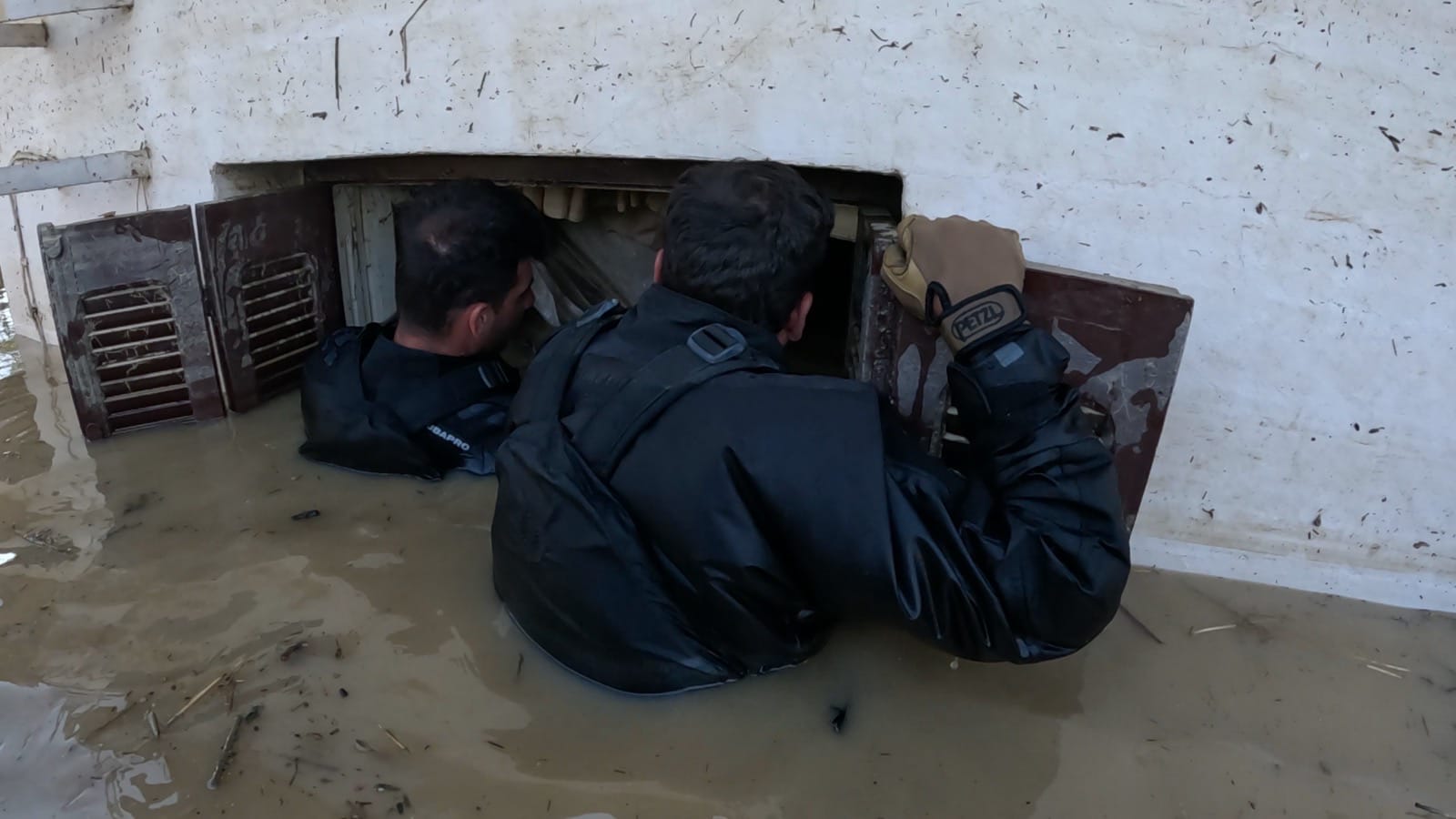 Κακοκαιρία Daniel: Συγκλονιστικές εικόνες από τις επιχειρήσεις της Μονάδας Υποβρυχίων Αποστολών σε πλημμυρισμένα σπίτια