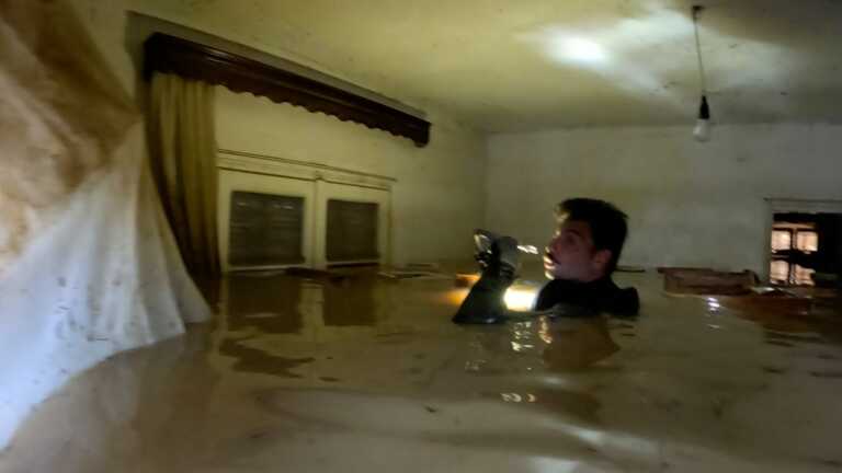 Συγκλονιστικές εικόνες από τις επιχειρήσεις της Μονάδας Υποβρυχίων Αποστολών σε πλημμυρισμένα σπίτια στον Παλαμά