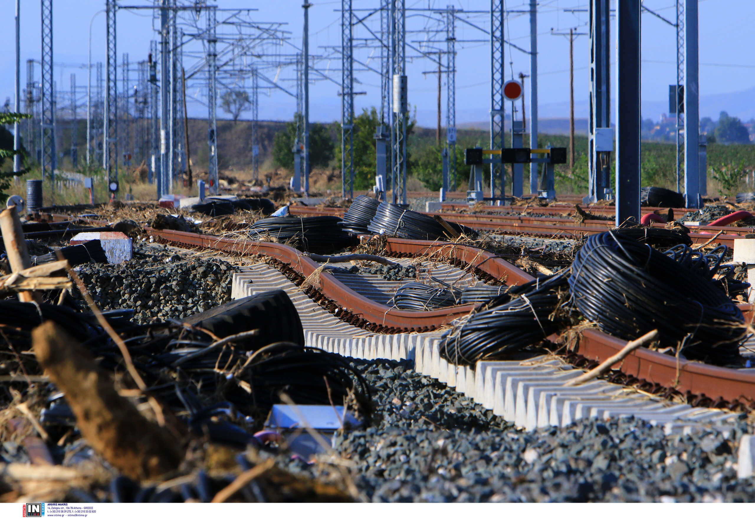 Θεσσαλία: Κατεστραμμένο το σιδηροδρομικό δίκτυο – Γραμμές στον αέρα, μπάζα και λάσπη