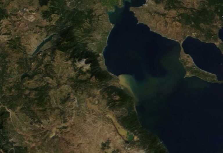 Δορυφορική εικόνα δείχνει τη λάσπη από την κακοκαιρία στη Θεσσαλία να έχει φτάσει στη Χαλκιδική