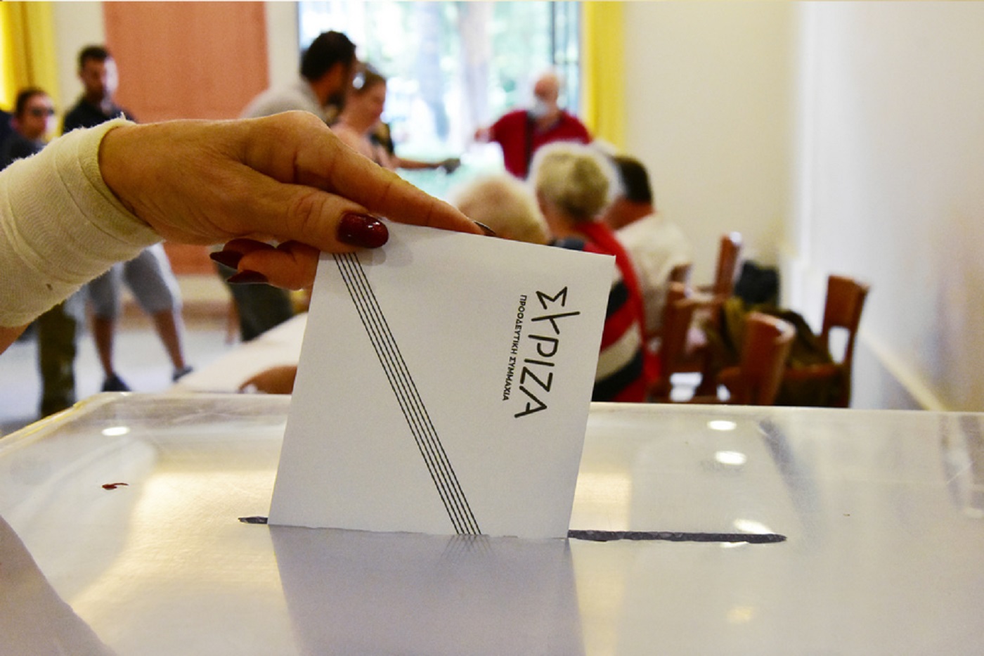 Πολίτης ασκεί το εκλογικό του δικαίωμα, κατά τη διάρκεια του δεύτερου γύρου των εσωκομματικών εκλογών του ΣΥΡΙΖΑ - Προοδευτική Συμμαχία για την ανάδειξη προέδρου, στο εκλογικό κέντρο Ναυπλίου, Κυριακή 24 Σεπτεμβρίου 2023. Στις 8 το πρωί άνοιξαν οι κάλπες για τον Β' γύρο των εσωκομματικών εκλογών για την ανάδειξη νέου προέδρου στον ΣΥΡΙΖΑ- Προοδευτική Συμμαχία, υποψήφιοι είναι οι: Έφη Αχτσιόγλου και Στέφανος Κασσελάκης. Σε αυτήν την εκλογική διαδικασία, δικαίωμα ψήφου έχουν τα μέλη του ΣΥΡΙΖΑ- ΠΣ και όσα μέλη εγγράφηκαν την Κυριακή 17 Σεπτεμβρίου. ΑΠΕ-ΜΠΕ