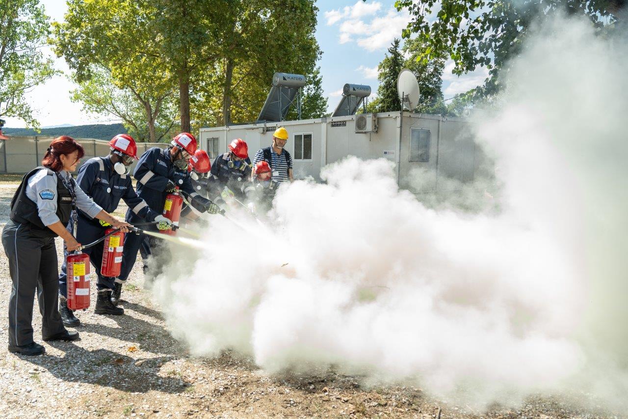 Θεσσαλονίκη: Εκπαίδευση 38 προσφύγων στην αντιμετώπιση των πυρκαγιών παρουσία της Σοφίας Βούλτεψη