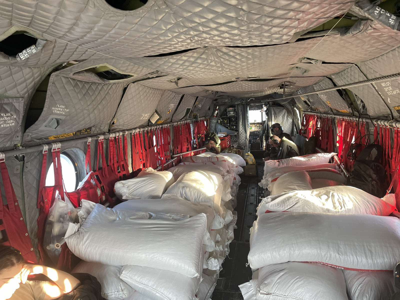 Θεσσαλία: Με ελικόπτερα της Πολιτικής Προστασίας οι πρώτες αποστολές ζωοτροφών στα απομακρυσμένα χωριά