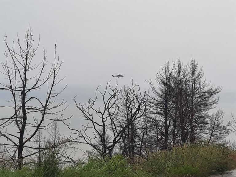 Απαγορεύεται προσωρινά η κυκλοφορία σκαφών στην περιοχή που έπεσε το ελικόπτερο στο Μαντούδι