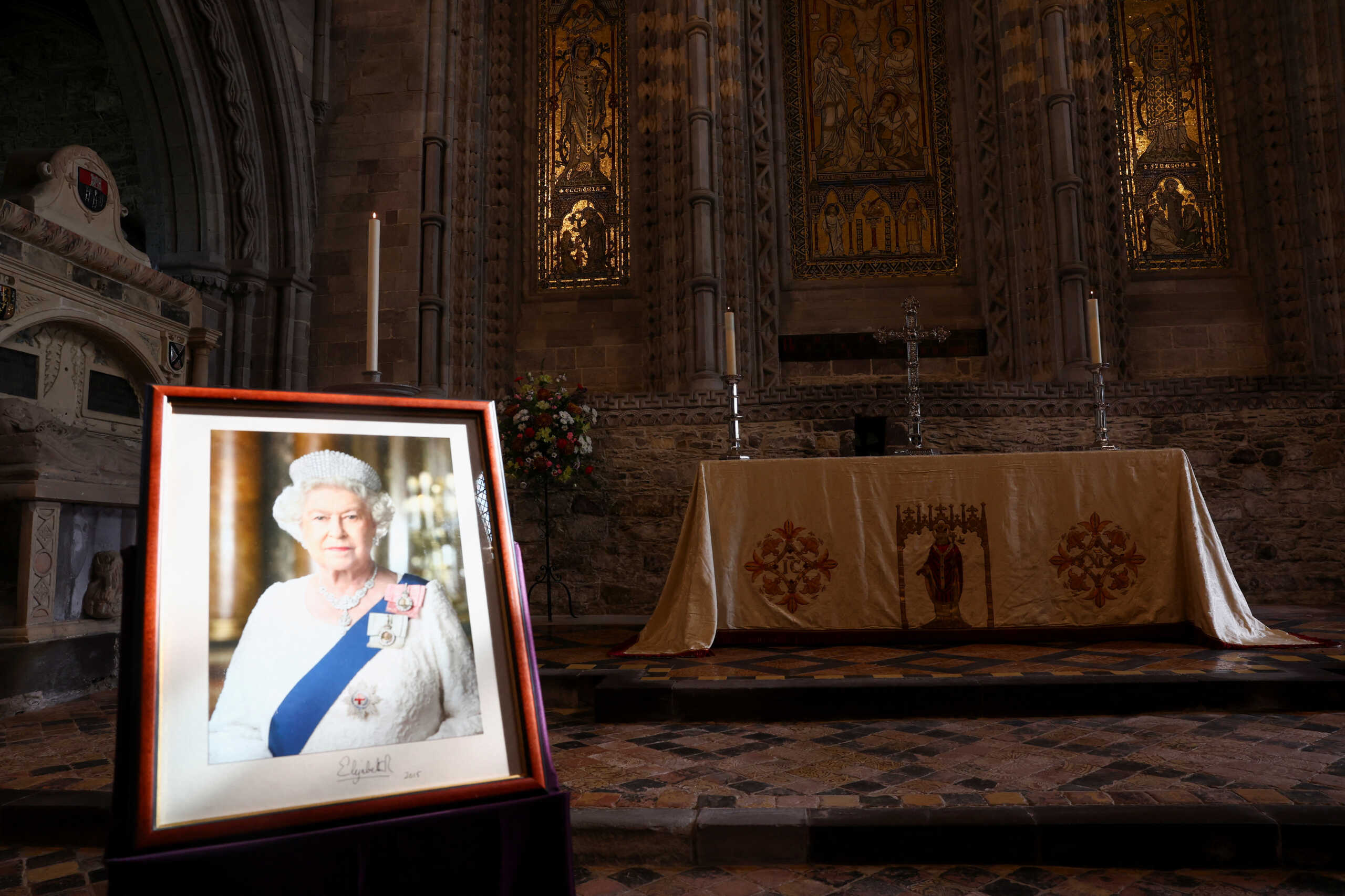 Βασίλισσα Ελισάβετ: Ένας χρόνος από τον θάνατό της – Διακριτικές τελετές από Κάρολο και Καμίλα