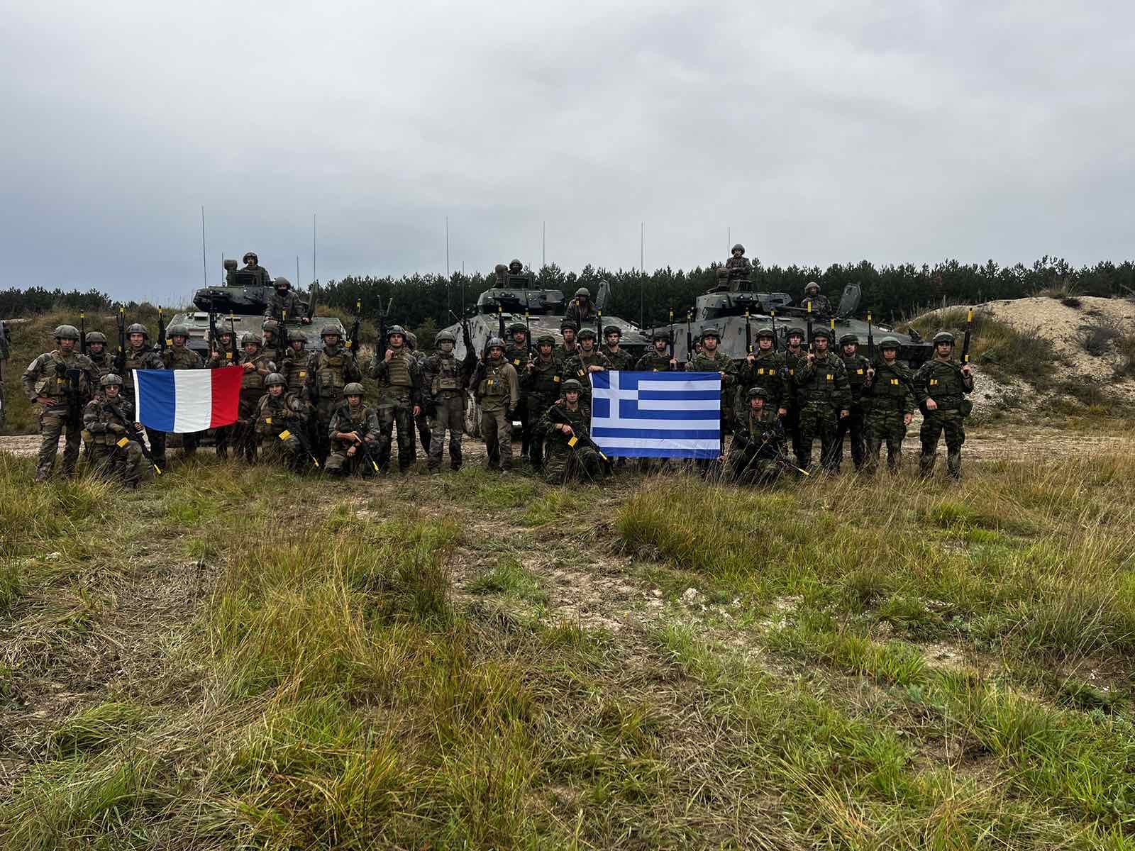 Από την Δευτέρα 18 έως την Παρασκευή 22 Σεπτεμβρίου 2023 και στο
πλαίσιο του σχεδιασμού του ΓΕΕΘΑ ως προς την Στρατιωτική Συνεργασία
Ελλάδας και Γαλλίας, διεξήχθη Διμερής ¶σκηση μεταξύ των Ενόπλων Δυνάμεων
(ΕΔ) των 2 Χωρών, η οποία έλαβε χώρα στην Στρατιωτική Βάση Defense Base
Support Group (GSBdD) στο Mourmelon Mailly στην Γαλλία.
Η ¶σκηση αφορούσε σε εκπαίδευση σε όλες τις φάσεις του αγώνα,
συμπεριλαμβανομένων των διαδικασιών σχεδίασης και οργάνωσης μάχης
Πεζικού, και σε αυτήν οι ΕΔ συμμετείχαν με 1 Διμοιρία Πεζικού υπό τον
συντονισμό του 35ου Συντάγματος Πεζικού των Γαλλικών Χερσαίων Δυνάμεων
(Command 35 th Infantry Regiment).
Η Συνεκπαίδευση τύπου ΤΑΜΣ (Τακτική ¶σκηση Μετά Στρατευμάτων) -
LIVEX (Live Exercise), εντάσσεται στο πλαίσιο υλοποίησης των «Κατευθυντήριων
Οδηγιών για την Αναβάθμιση της Ελληνογαλλικής Στρατιωτικής Συνεργασίας» που
υπεγράφησαν από τον Αρχηγό ΓΕΕΘΑ Στρατηγό Κωνσταντίνο Φλώρο και τον
Αρχηγό του Επιτελείου ¶μυνας της Γαλλίας Στρατηγό Thierry Burkhard
(https:
ellada
διαλειτουργικότητας μεταξύ των Ενόπλων Δυνάμεων των 2 Χωρών.
Η εν λόγω ¶σκηση αποτελεί συνέχεια επιχειρησιακών δραστηριοτήτων
μεταξύ των ΕΔ Ελλάδας - Γαλλίας στο ανωτέρω πλαίσιο, με πιο πρόσφατη την
Διμερή Διακλαδική ¶σκηση των 2 Χωρών με την επωνυμία «ARGO β€“ 22» τον
Σεπτέμβριο του 2022 (https:
argo-22
2 Χωρών και ενδυναμώνουν την στρατηγική συνεργασία Ελλάδος και Γαλλίας για

-2-

την προώθηση της ασφάλειας και της σταθερότητας στην περιοχή της Ανατολικής
Μεσογείου και πέραν αυτής.