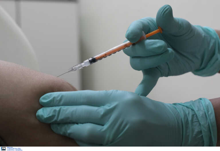 «Λάθος η κατάργηση αντιγριπικού εμβολιασμού απευθείας στο φαρμακείο χωρίς συνταγή», λένε οι φαρμακοποιοί