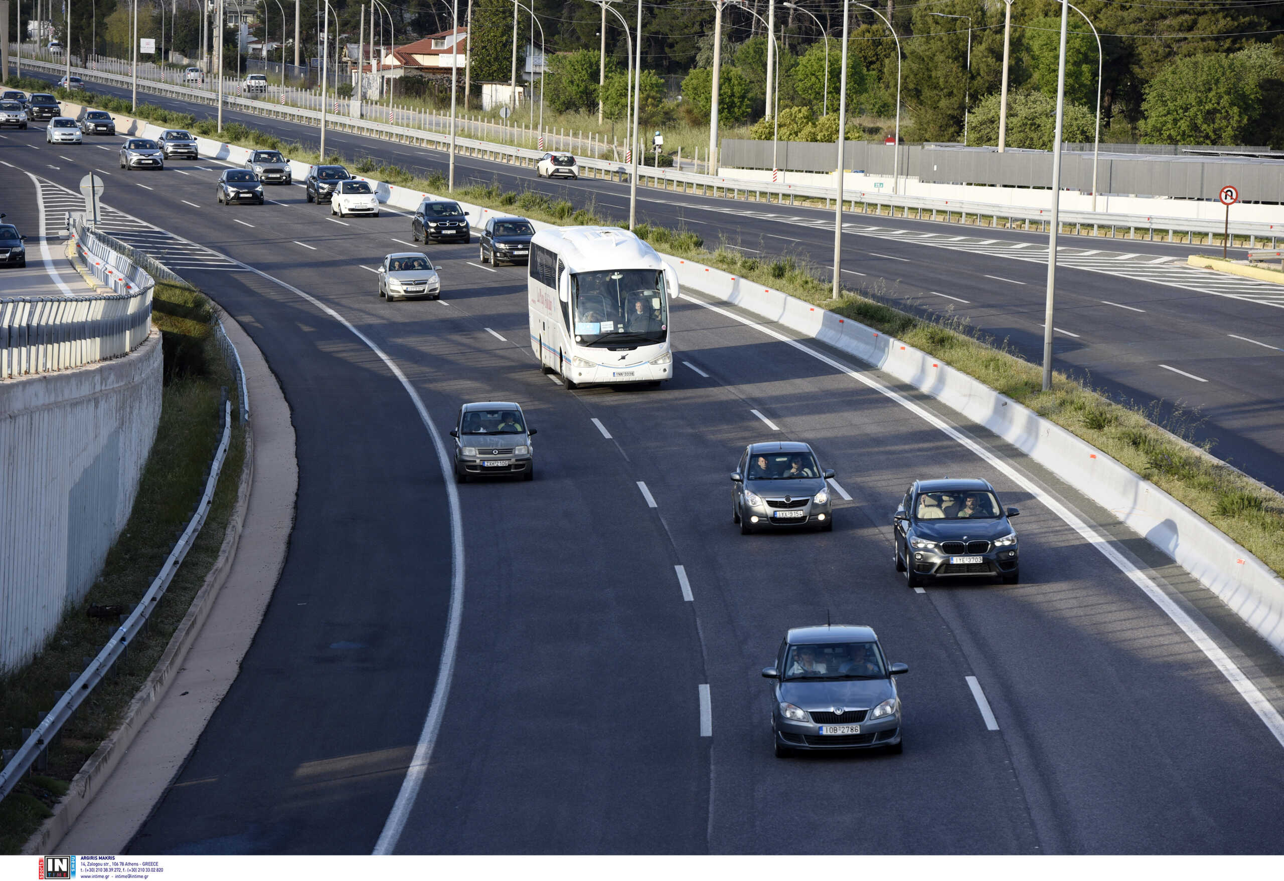 Φωτιά σε αυτοκίνητο στην Εθνική Οδό Αθηνών Λαμίας στο ύψος της Κηφισιάς