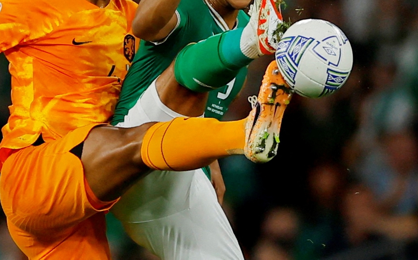 Soccer Football - Euro 2024 Qualifier - Group B - Republic of Ireland v Netherlands - Aviva Stadium, Dublin, Republic of Ireland - September 10, 2023 Netherlands' Virgil van Dijk in action with Republic of Ireland's Adam Idah REUTERS