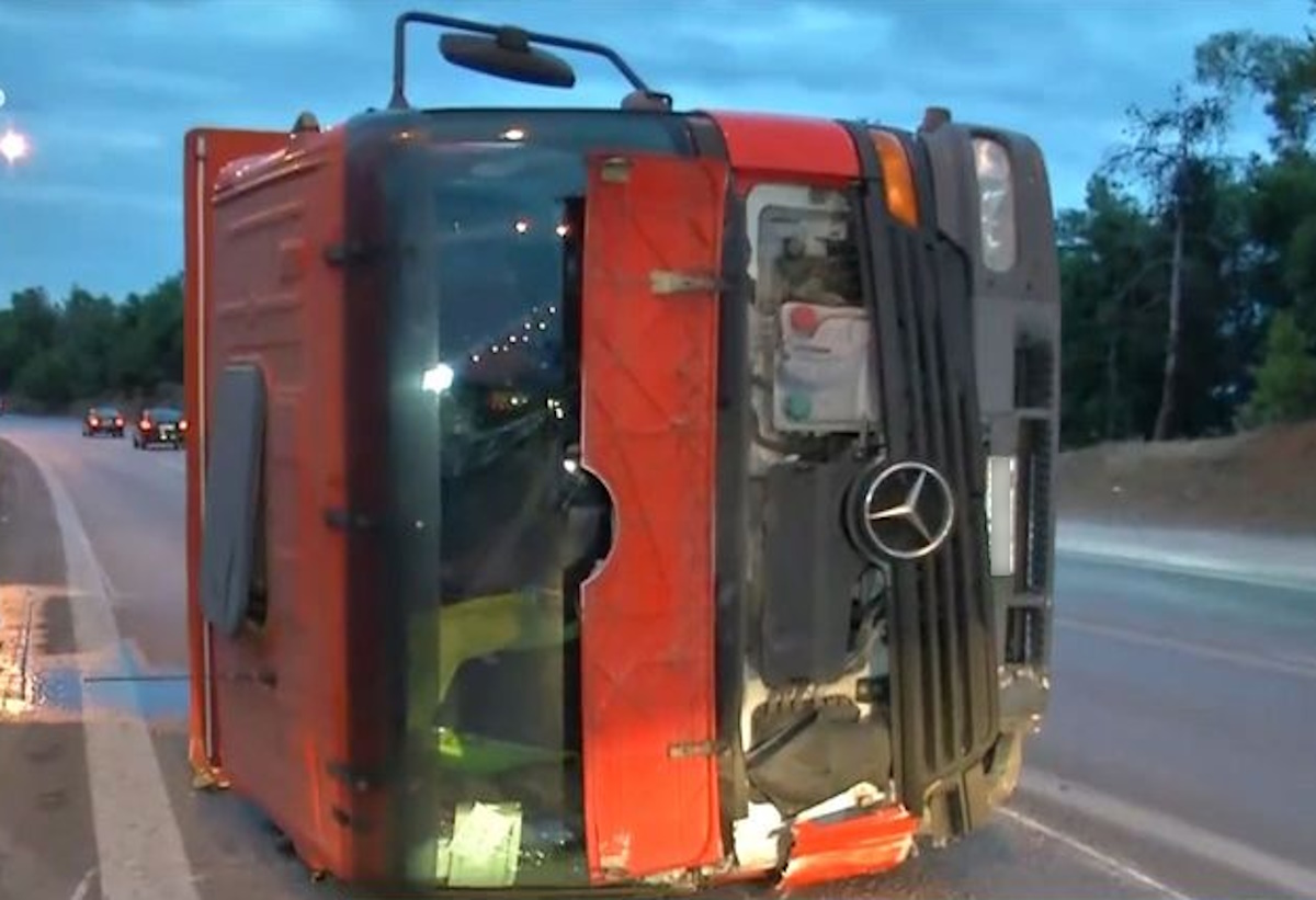 Θεσσαλονίκη: Φορτηγό ντελαπάρισε στην Περιφερειακή Οδό – Στο νοσοκομείο ο οδηγός
