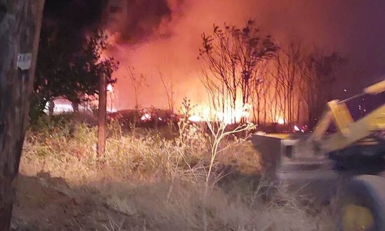 Φωτιά στην Αλεξανδρούπολη: Kαίγονται παλιά βαγόνια του ΟΣΕ και ξερά χόρτα