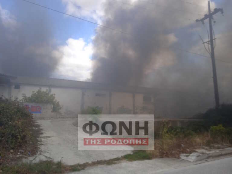 Υπό έλεγχο η φωτιά στο εγκαταλελειμμένο εργοστάσιο στην Κομοτηνή - Ήχησε μήνυμα του 112 για τους καπνούς