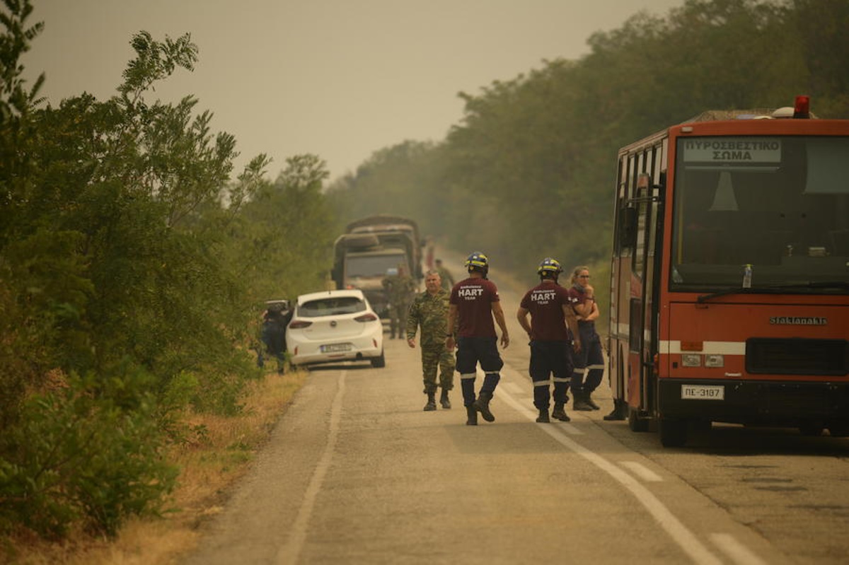 Πυροσβέστες επιχειρούν στην κατάσβεση της φωτιάς κοντά στον οικισμό Γιαννούλη στον Έβρο, Πέμπτη 31 Αυγούστου 2023. Μάχη με τη φωτιά δίνουν οι πυροσβέστες στον Έβρο, που συνεχίζει να καίει ανεξέλεγκτη  για 13η μέρα. Η φωτιά τις τελευταίες ώρες κινείται βορειανατολικά και απειλεί τους οικισμούς Γιαννούλη και Σιδηρώ. ΑΠΕ-ΜΠΕ