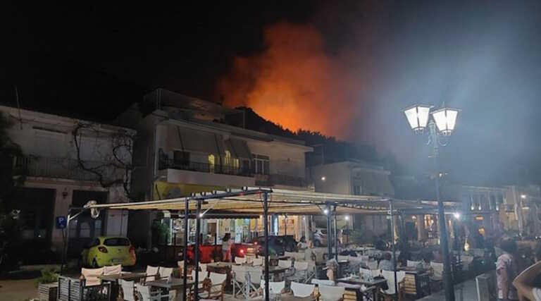 Φωτιά στη Χίο – Καίει στην περιοχή Δελφίνι