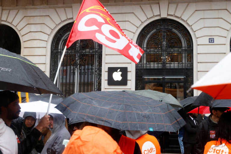 Απεργία από τους εργαζόμενους της Apple στη Γαλλία δίπλα σε πελάτες που περίμεναν να αγοράσουν το iPhone 15