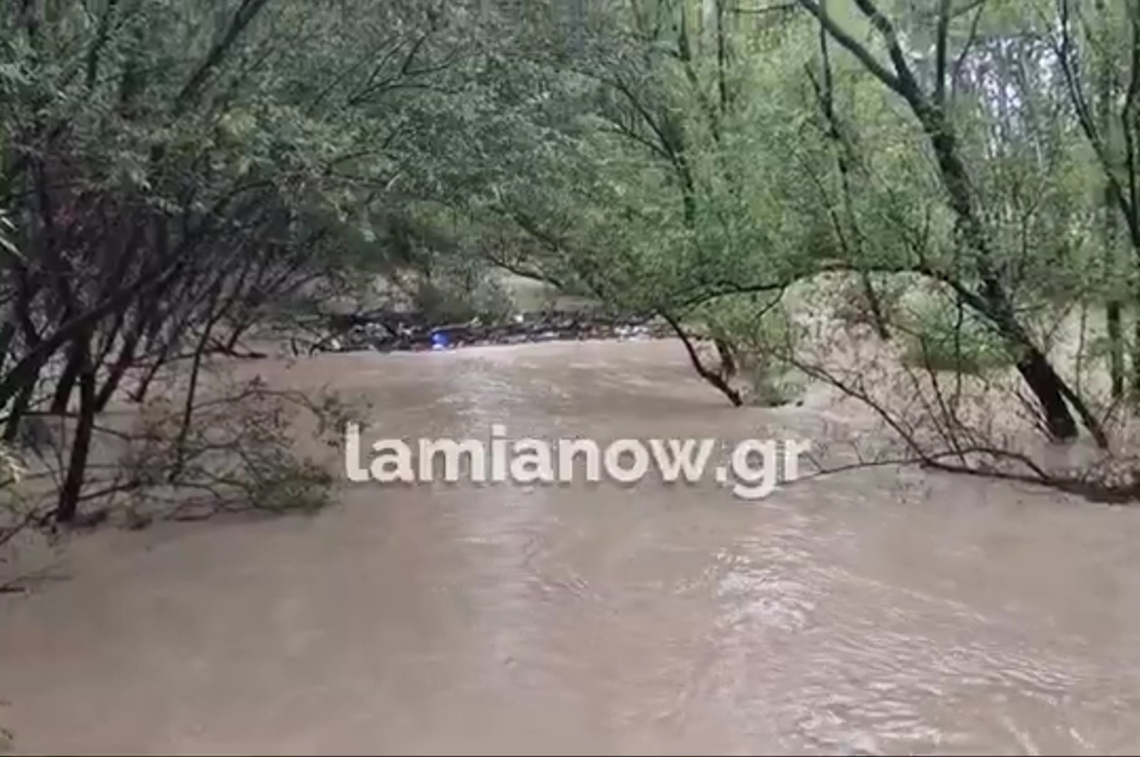 Κακοκαιρία Elias: Η στάθμη του Σπερχειού στη Λαμία έφτασε στον δρόμο – Ώρες αγωνίας για τους κατοίκους