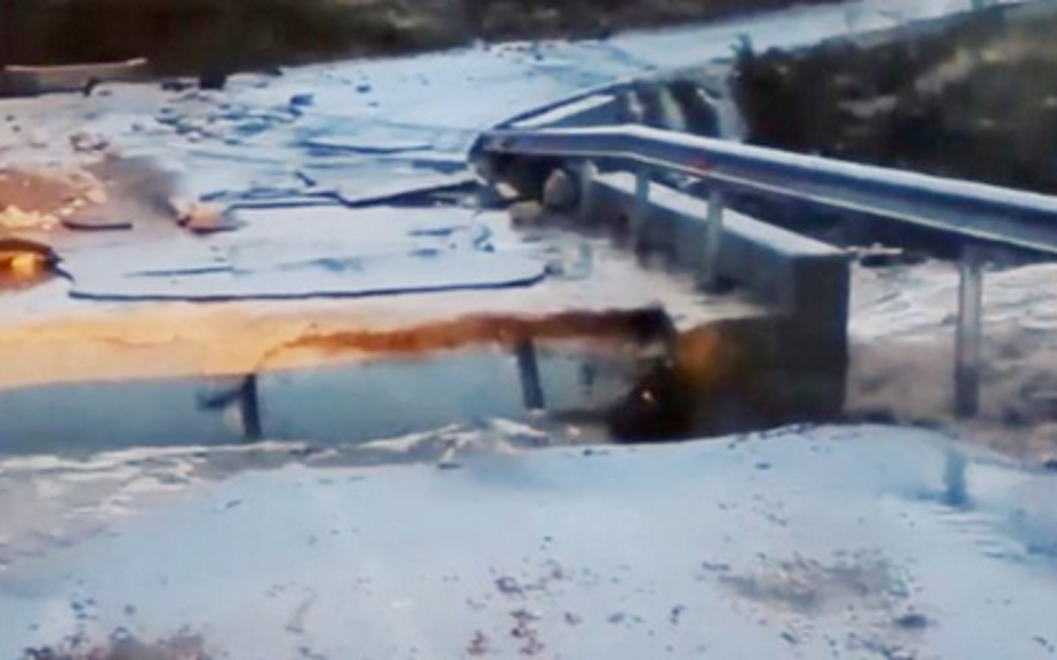 Κακοκαιρία Daniel – Φάρσαλα: Γέφυρα κόπηκε στα δύο και χωριό «πνίγηκε» στα λασπόνερα