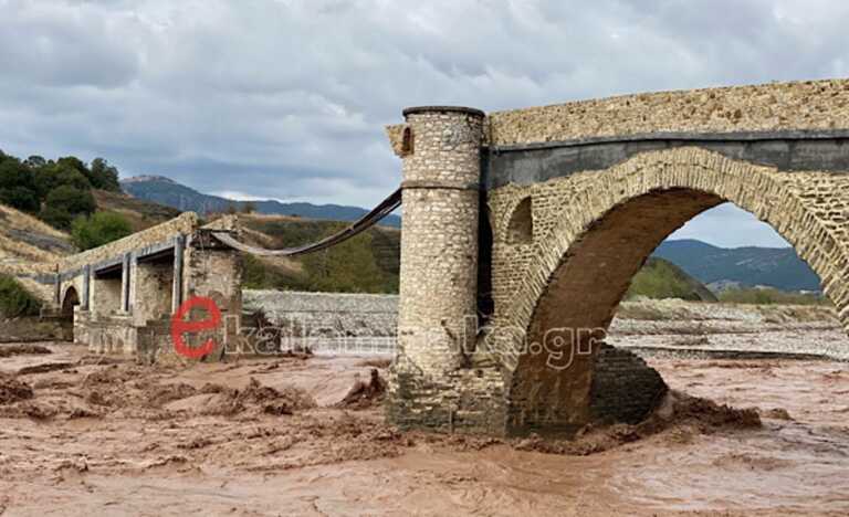 Έπεσε το γεφύρι της Σαρακίνας στην Καλαμπάκα την ώρα της κακοκαιρίας