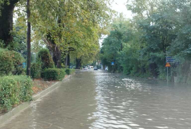 Πλημμύρες μετά από μπουρίνι στα Γιάννενα - Δείτε δρόμους που έγιναν ποτάμια μετά από μισή ώρα βροχής