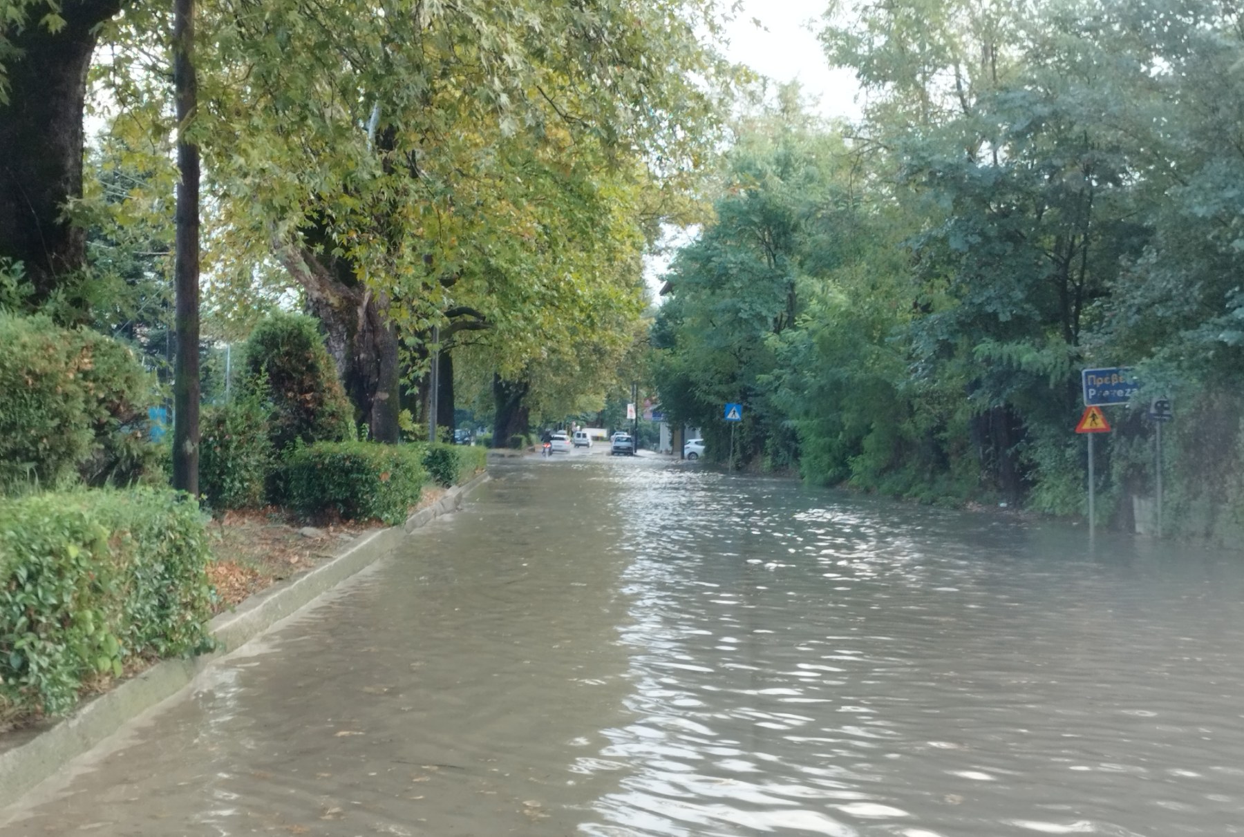 Γιάννενα: Πλημμύρες μετά από ξαφνικό μπουρίνι – Δρόμοι ποτάμια μετά από μισή ώρα βροχής