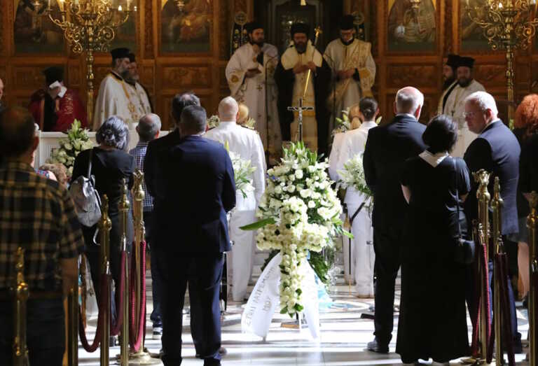«Ηρωίδα» φώναξαν στην κηδεία της Γλυκερίας Μεμεκίδου που σκοτώθηκε στη Λιβύη