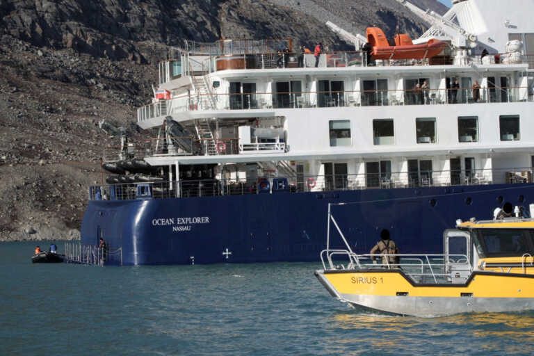 Αποκολλήθηκε μετά από 3 ημέρες κρουαζιερόπλοιο με 206 επιβαίνοντες που προσάραξε σε απομονωμένη περιοχή της Γροιλανδίας