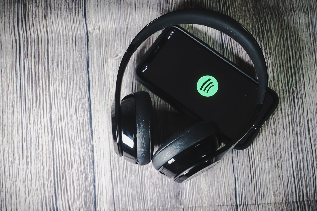 Το Spotify δίνει χώρο στα τραγούδια που φτιάχνονται με Τεχνητή Νοημοσύνη