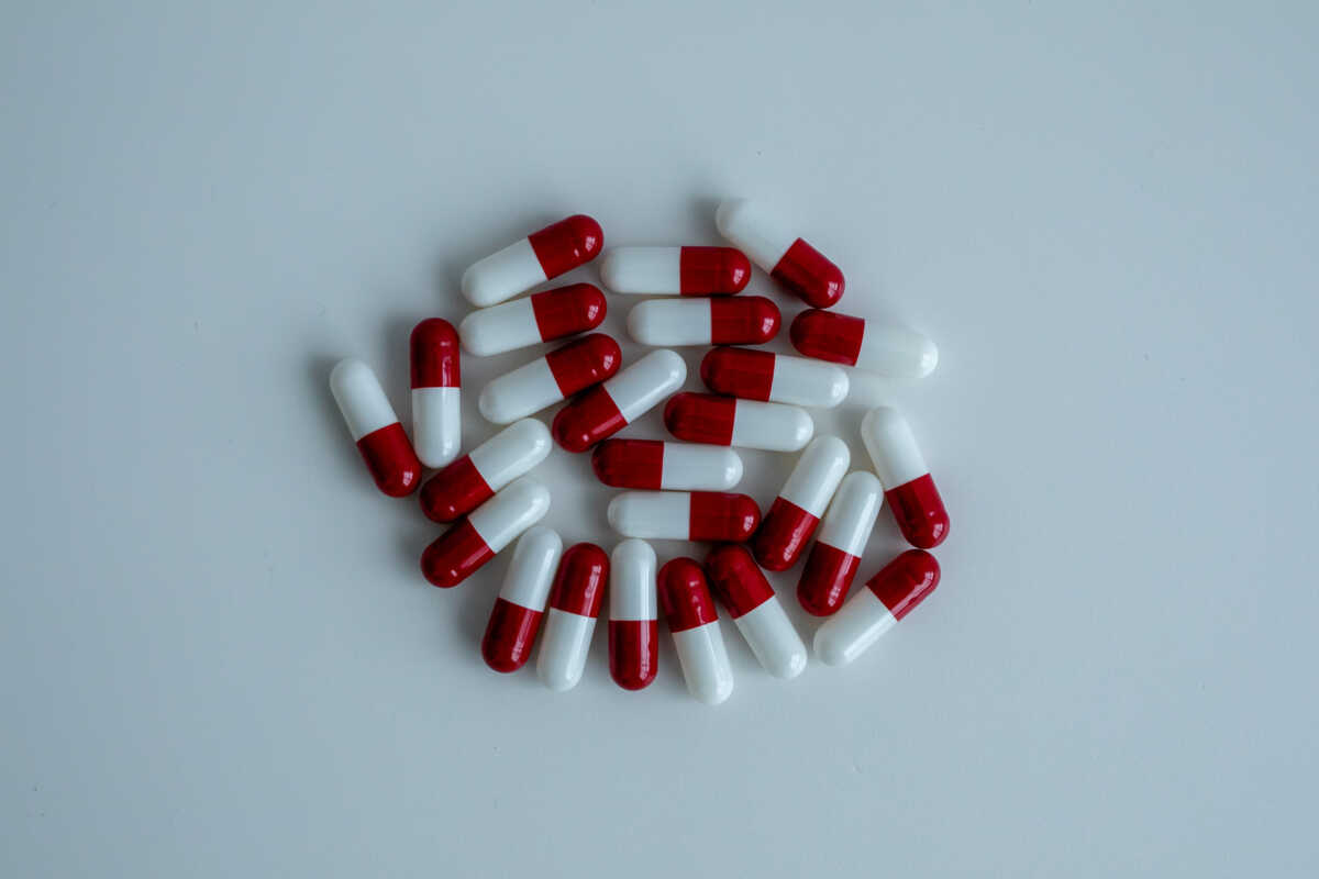 Several red-white capsules were scattered with a white background.