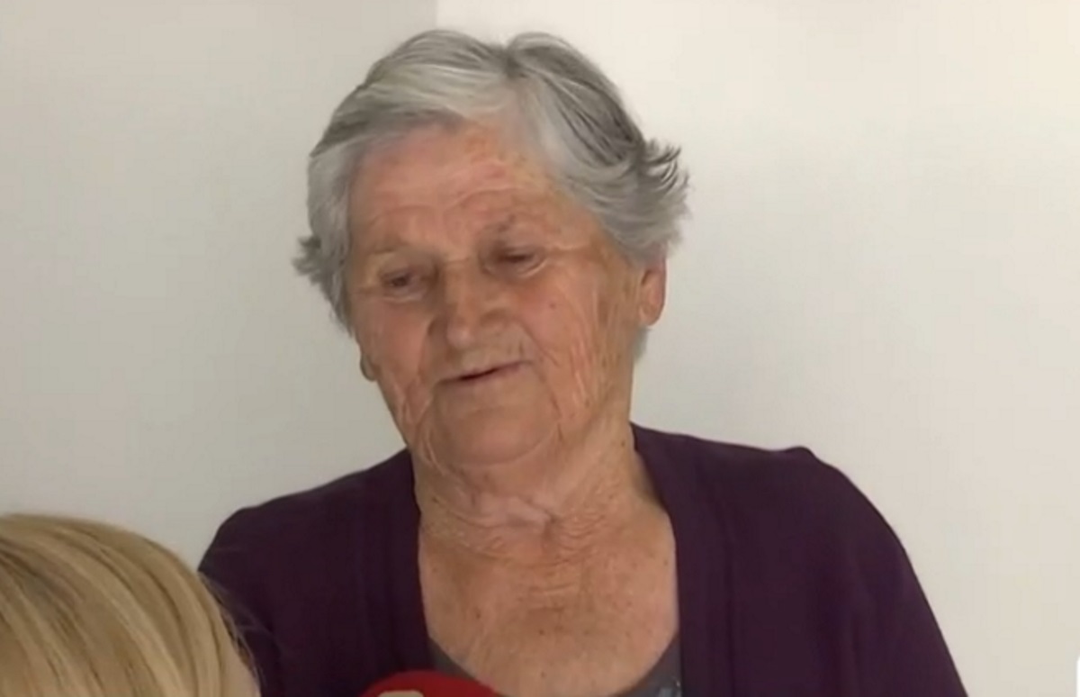 Θεσσαλία: Συγκινεί η ηλικιωμένη που πάτησε στον πεζοναύτη για να βγει από τη λέμβο
