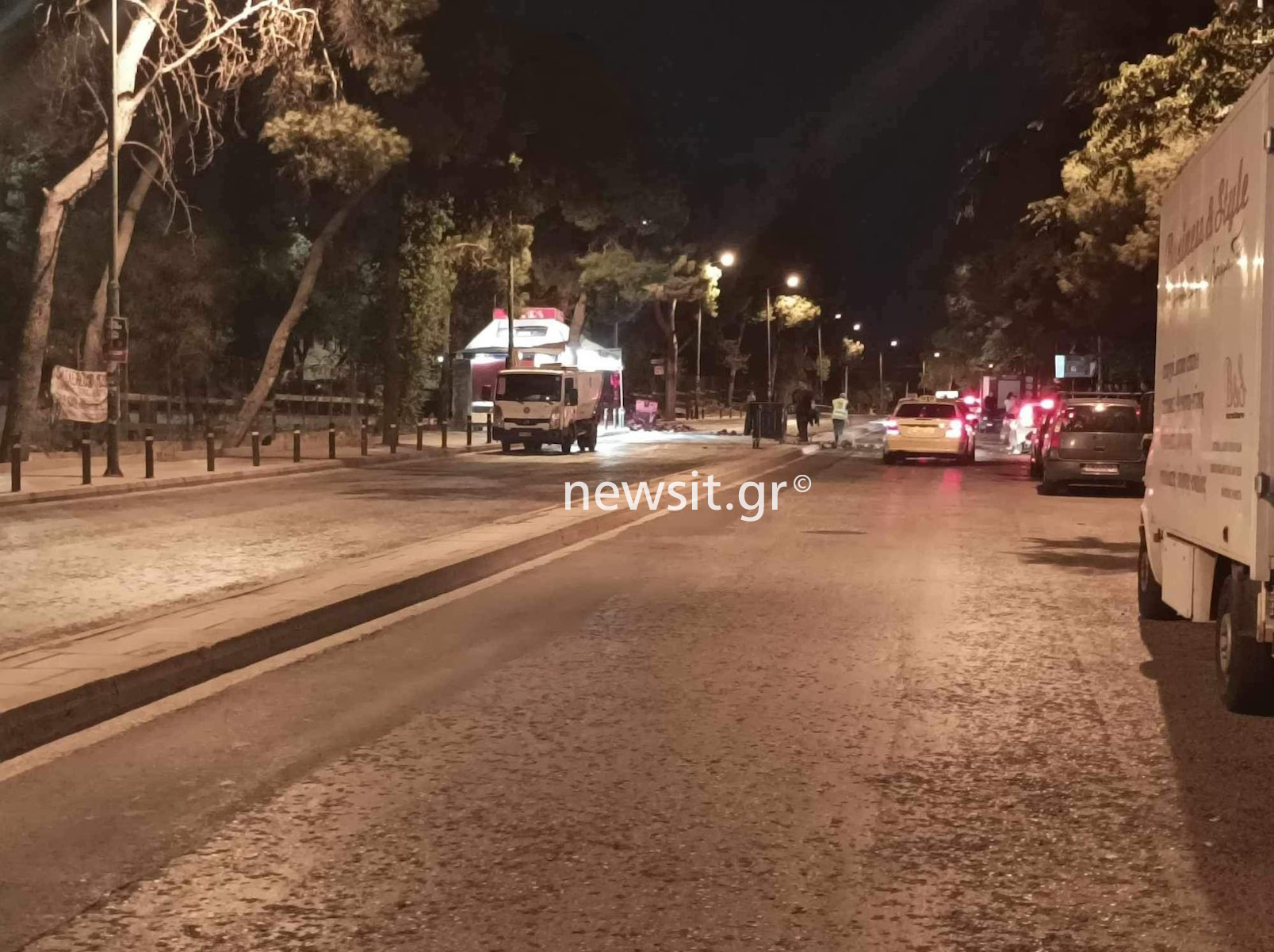 Φωτιές και επεισόδια έξω από την φοιτητική εστία στα Ιλίσια – Κλειστή η Ούλωφ Πάλμε