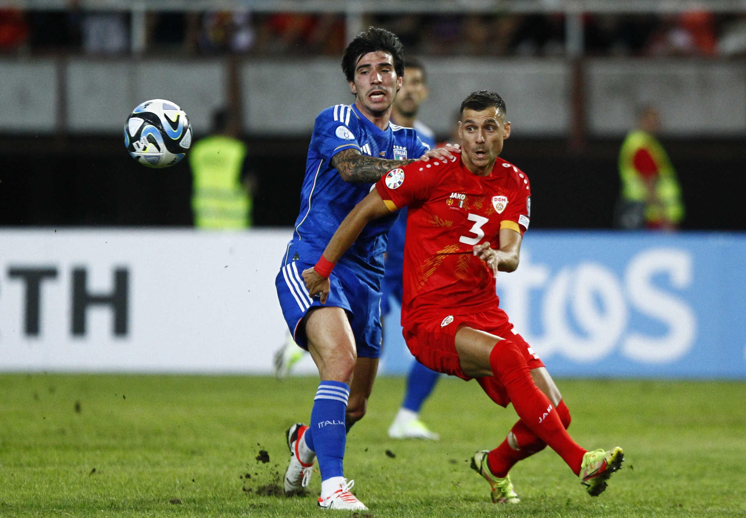 Soccer Football - Euro 2024 Qualifier - Group C - North Macedonia v Italy - Tose Proeski Arena, Skopje, North Macedonia - September 9, 2023 Italy's Sandro Tonali in action with North Macedonia's Stefan Askovski REUTERS