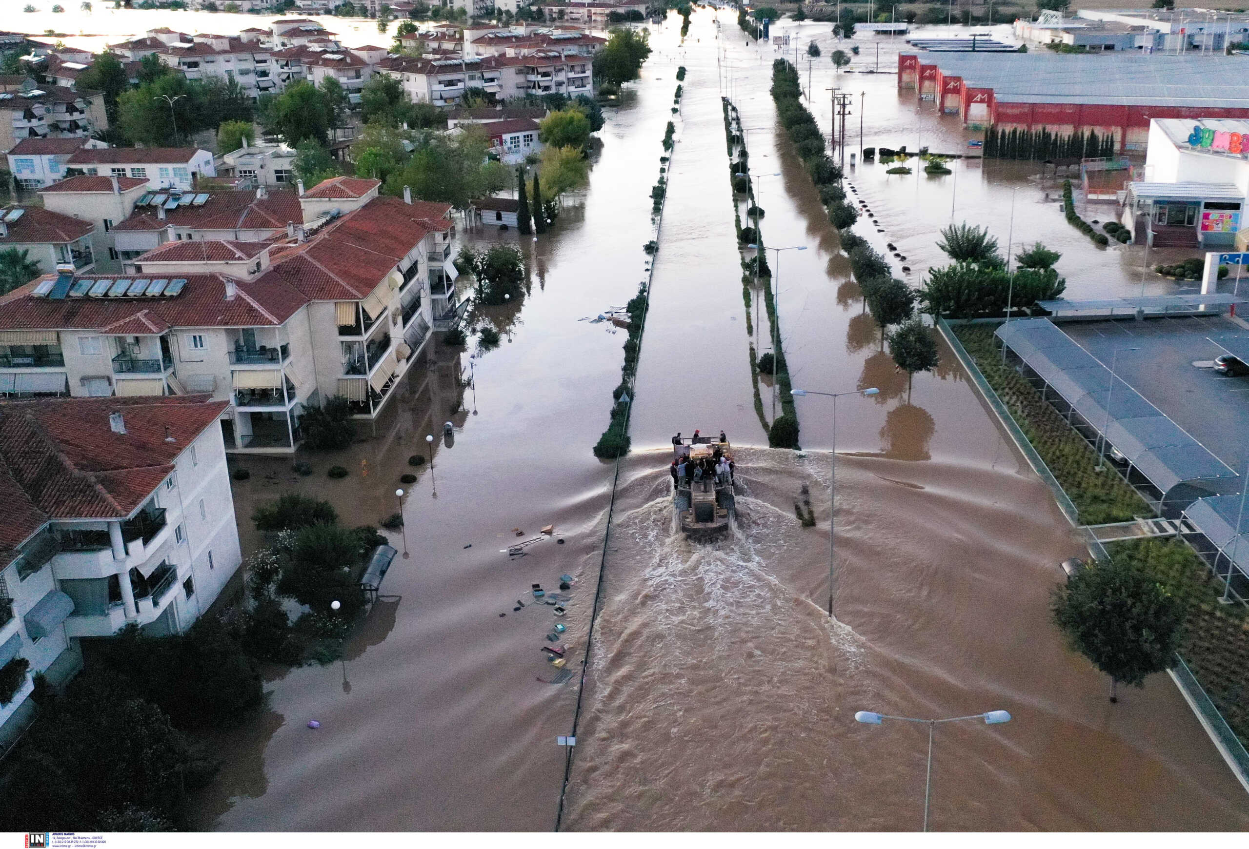 Θεσσαλία: Μάχη με τη λάσπη, τη δυσοσμία και τα κουνούπια – Παραμένει τεράστιο πρόβλημα το νερό