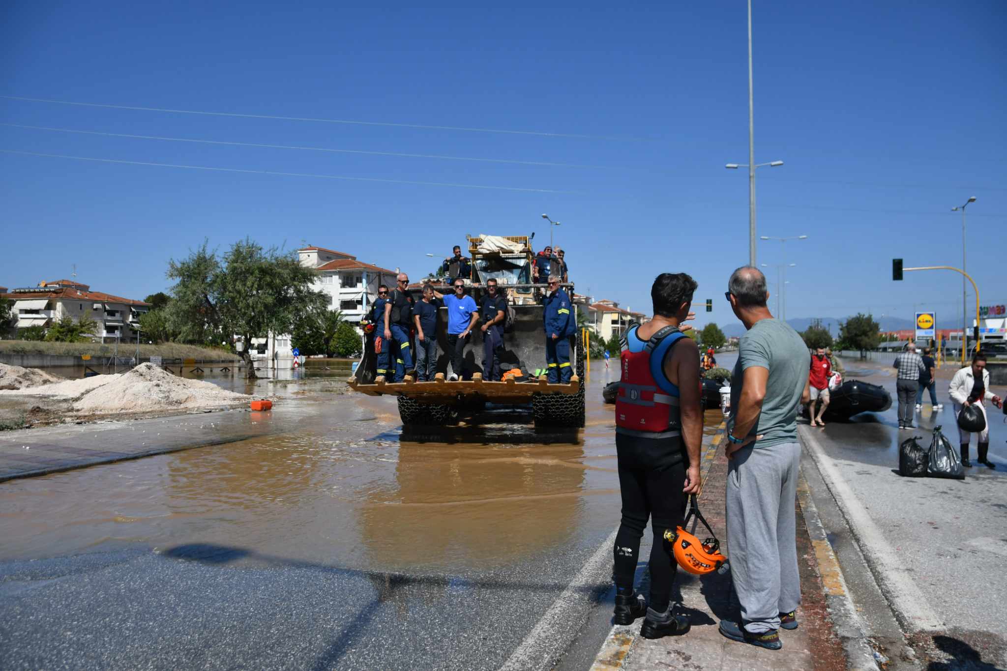 Κακοκαιρία – Λάρισα: Καρέ καρέ η μεγάλη επιχείρηση απεγκλωβισμού στις Εργατικές Κατοικίες Γιάννουλης